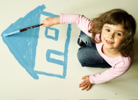 Ребенок рисует дом 